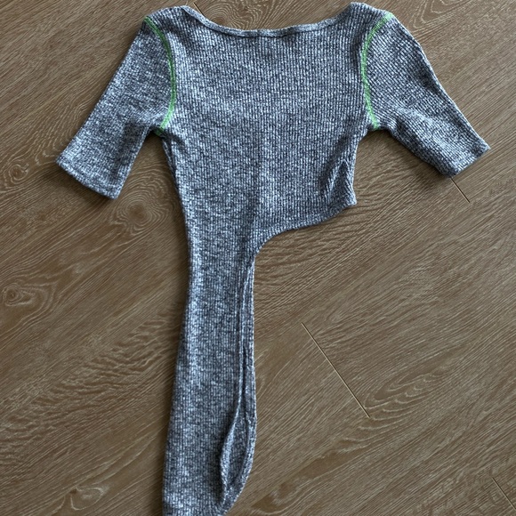 Asymmetric Crop Top - Picture 4 of 4